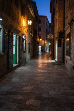KOTOR, MONTENEGRO - 30 Haziran 2019: Karadağ 'ın Eski Kotor kentindeki cadde manzarası
