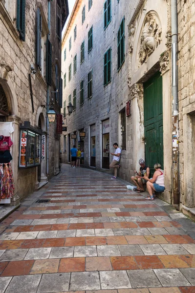 KOTOR, MONTENEGRO - 30 Haziran 2019: Karadağ 'ın Eski Kotor kentindeki cadde manzarası