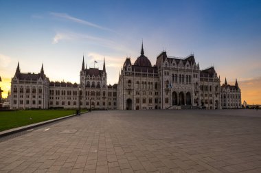 Macaristan Parlamento Binası, Macaristan 'ın önemli bir simgesi ve Budapeşte' de popüler bir turizm merkezidir.