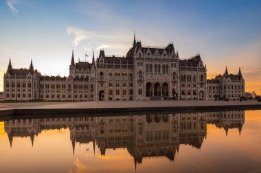 Macaristan Parlamento Binası, Macaristan 'ın önemli bir simgesi ve Budapeşte' de popüler bir turizm merkezidir.