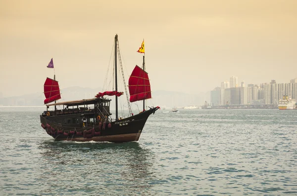 El bote de chatarra al atardecer — Foto de Stock