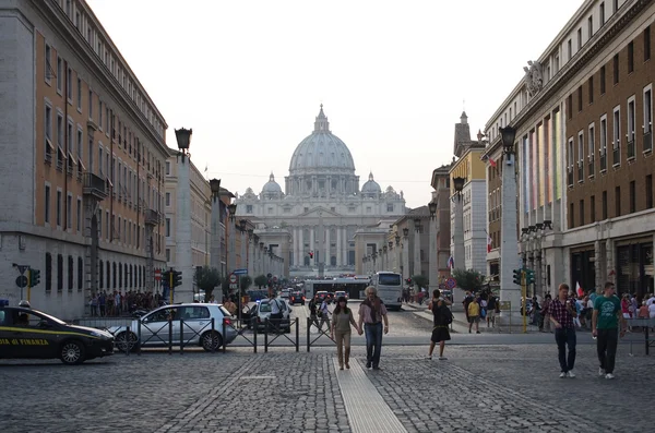 Via della Conciliazione and Saint Peter Cathedral — Stock Photo, Image