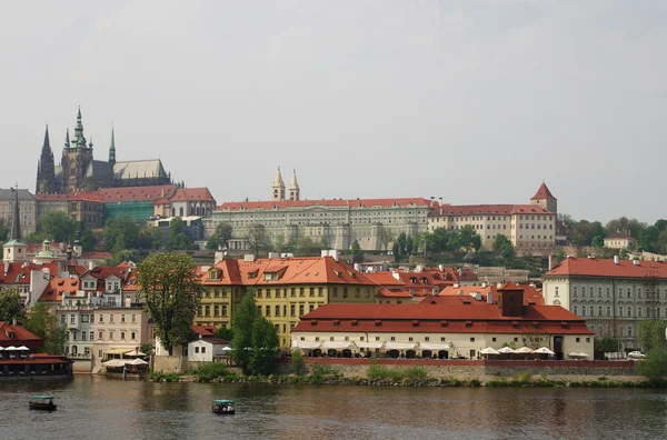 Svatého Víta katedrála a Pražský hrad — Stock fotografie