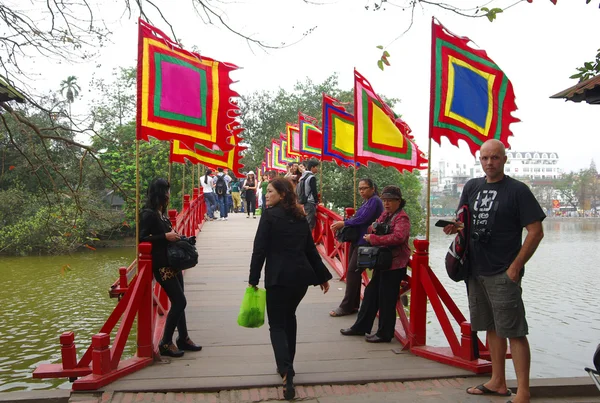 Huc brug over Hoan Kiem lake — Stockfoto