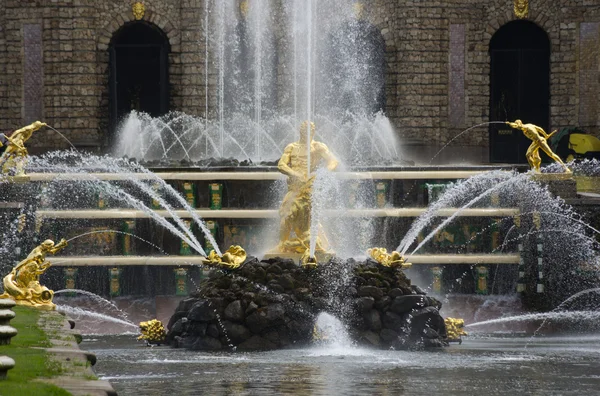 Samson fountain i Grand kaskad — Stockfoto