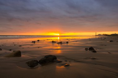 Günbatımı sahil Atlantik Okyanusu üzerinde