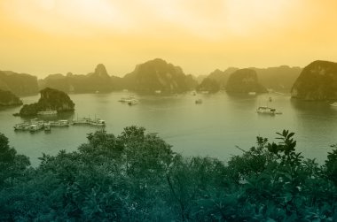 Günbatımı üzerinde Halong Körfezi