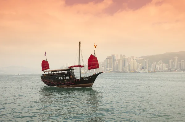 De junk boot op zonsondergang — Stockfoto