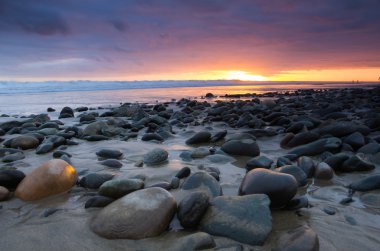 Günbatımı sahil Atlantik Okyanusu üzerinde