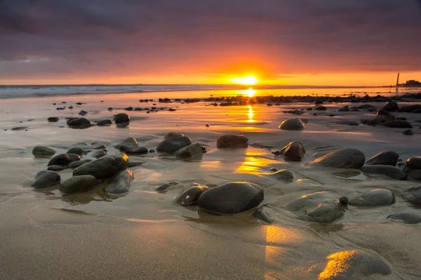 Günbatımı sahil Atlantik Okyanusu üzerinde