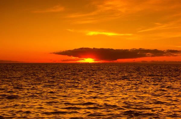 Puesta de sol sobre la costa del océano Atlántico — Foto de Stock