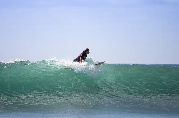 Surfen im Meer — Stockfoto