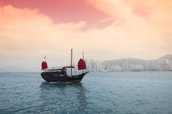 The junk boat on sunset — Stock Photo, Image