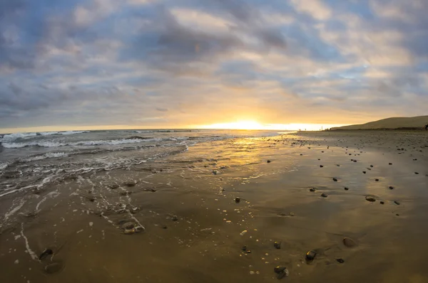 Át a parton az Atlanti-óceán naplemente — Stock Fotó