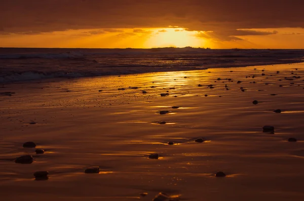 Pôr do sol sobre a costa do oceano Atlântico — Fotografia de Stock