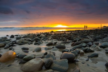 Günbatımı sahil Atlantik Okyanusu üzerinde