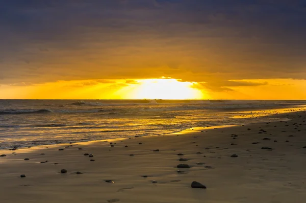 Coucher de soleil sur la côte de l'océan Atlantique — Photo