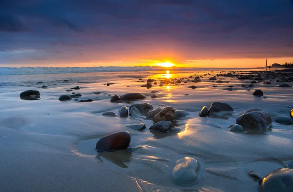 Günbatımı sahil Atlantik Okyanusu üzerinde — Stok fotoğraf