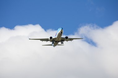 Gökyüzünde bir uçak