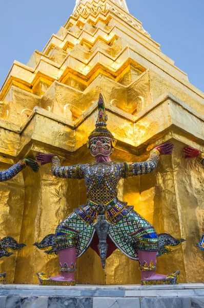 Dämonenwächter im wat phra kaeo — Stockfoto