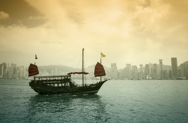 The junk boat  in Victoria harbor — Stok fotoğraf