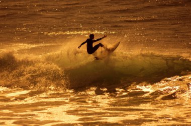 Playa del Ingles üzerinde sörf deniz