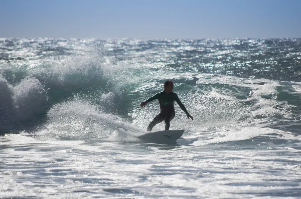 Surfen im Meer auf playa del ingles — Stockfoto
