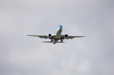 Gökyüzünde bir uçak