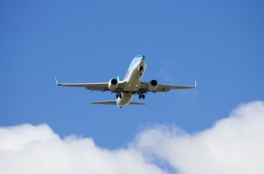 Gökyüzünde bir uçak