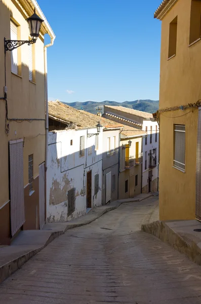 Calle con casas de piedra en pequeño pueblo de montaña Montesa —  Fotos de Stock