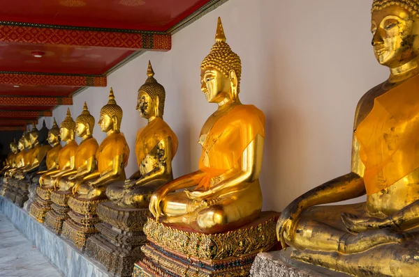 Esculturas de Buda dourado em Wat Pho — Fotografia de Stock