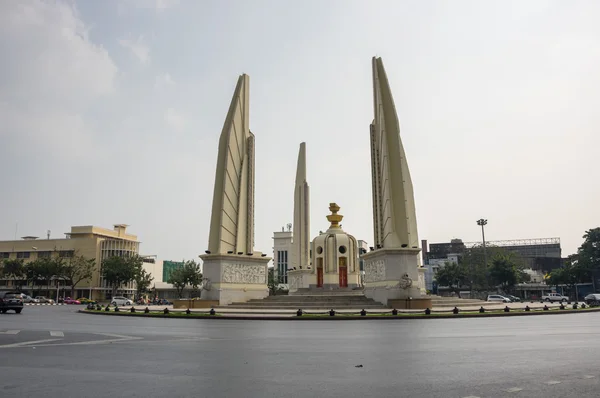 Памятник демократии в центре Бангкока — стоковое фото