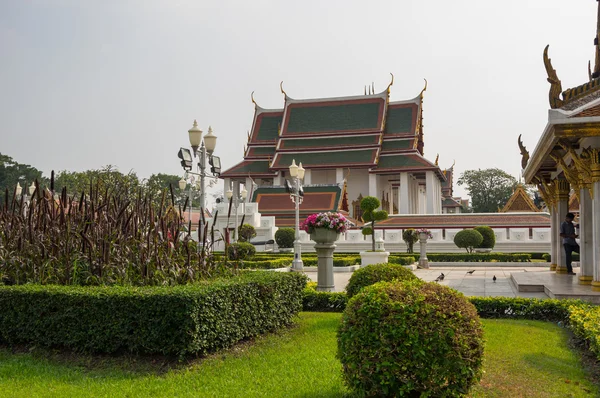 Wat Ratchanaddaram y Loha Prasat Metal Palace —  Fotos de Stock