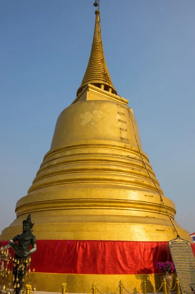 Angel statue with Golden stupa — Stock Photo, Image