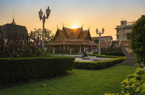 Wat Ratchanaddaram y Loha Prasat Metal Palace —  Fotos de Stock