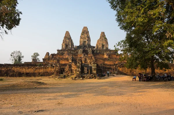 Templo de Phnom Bakheng ao pôr do sol — Fotografia de Stock