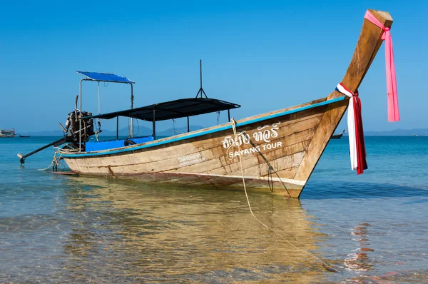 Traditionele Thaise lange staart boot — Stockfoto