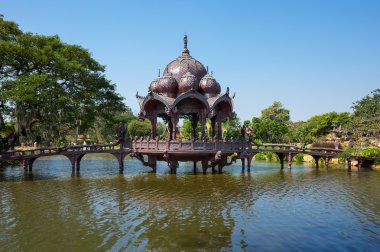 Pagoda ve göl üzerinde köprü