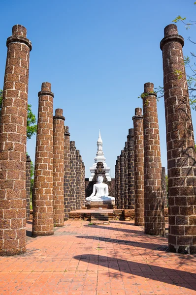 Будда между колоннами — стоковое фото