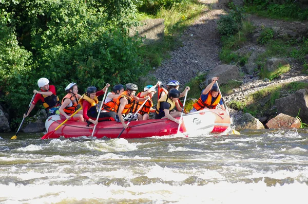 Rafting en eau vive sur la rivière Vuoksi — Photo