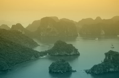 Günbatımı üzerinde Halong Körfezi