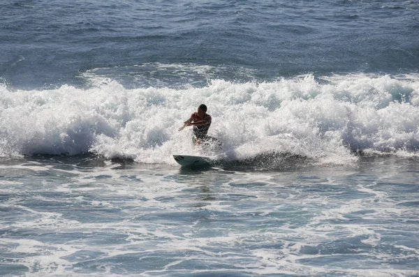 Homem não identificado surfando em uma onda grande — Fotografia de Stock