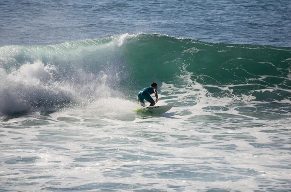 Niezidentyfikowany mężczyzna surfing na duża fala — Zdjęcie stockowe