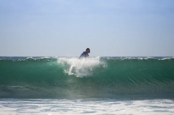 Hombre no identificado surfeando en una ola grande —  Fotos de Stock