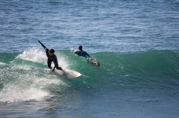 Homem não identificado surfando em uma onda grande — Fotografia de Stock