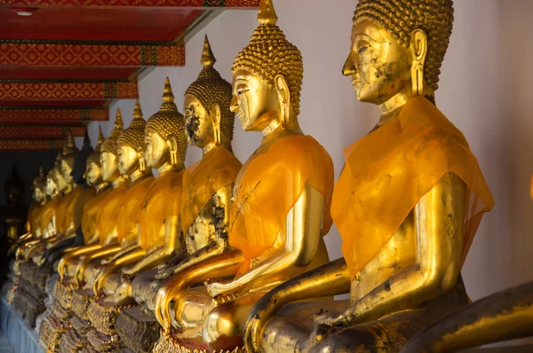 Gyllene Buddha skulpturer i Wat Pho — Stockfoto