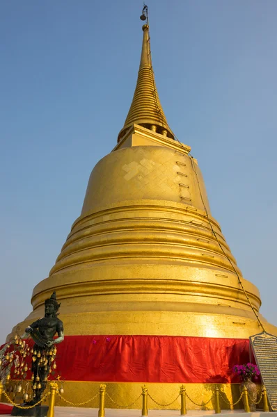 Angel statue with Golden stupa — Stock Photo, Image