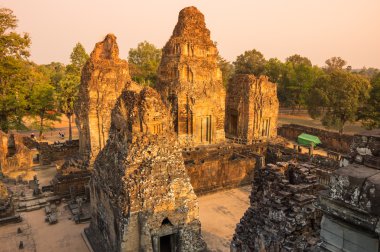 Phnom Bakheng Tapınağı'nda günbatımı