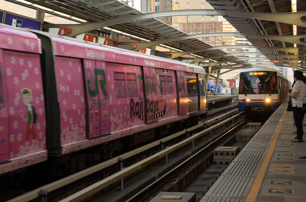 BTS tåget anländer till stationen — Stockfoto