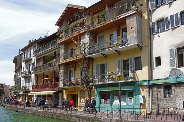 Blick auf den Kanal im Stadtzentrum von Annecy — Stockfoto